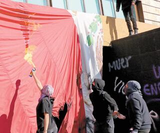 Embozados vandalizan Torre de Rectoría