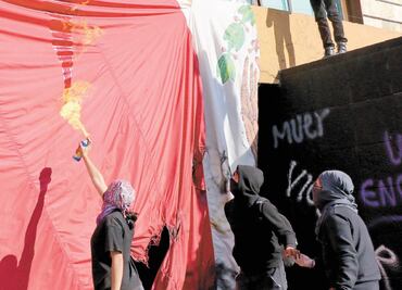 Embozados vandalizan Torre de Rectoría