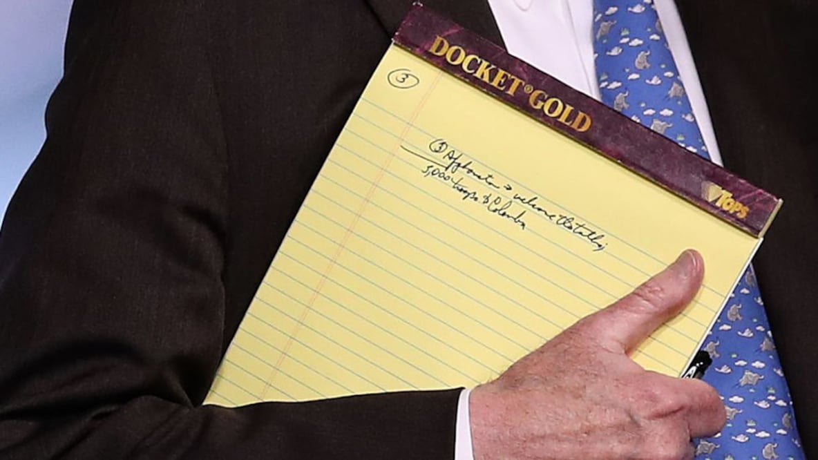 Las anotaciones en el cuaderno de John Bolton han generado preocupación (Foto: Reuters)