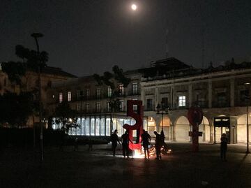 Colectivos colocan antimonumento del "halconazo tapatío" en plaza de Guadalajara; autoridades lo retiran