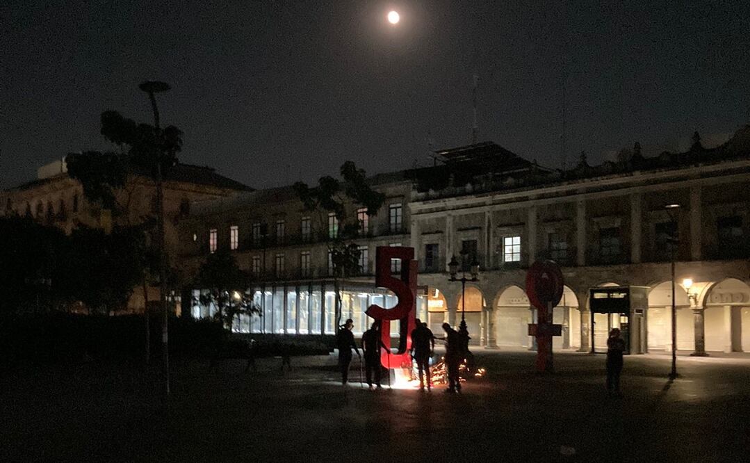 Diversos colectivos colocaron el “antimonumento” en la plancha de la Plaza de Armas, frente a Palacio de Gobierno, el lunes por la tarde. Foto: Especial
