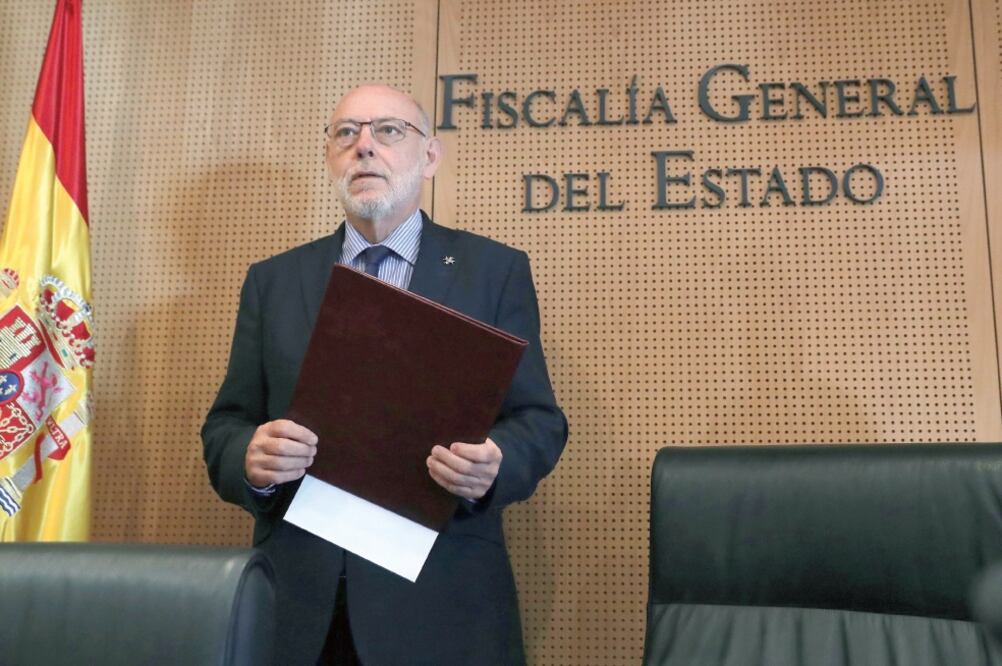 El fiscal general del Estado, José Manuel Maza, anunció que la Fiscalía prese ntó querellas contra Carles Puigdemont y el resto del Govern (BALLESTEROS. EFE)