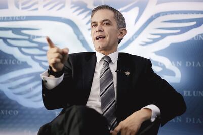 “Ellos no se aprietan el cinturón”, acusa Mancera