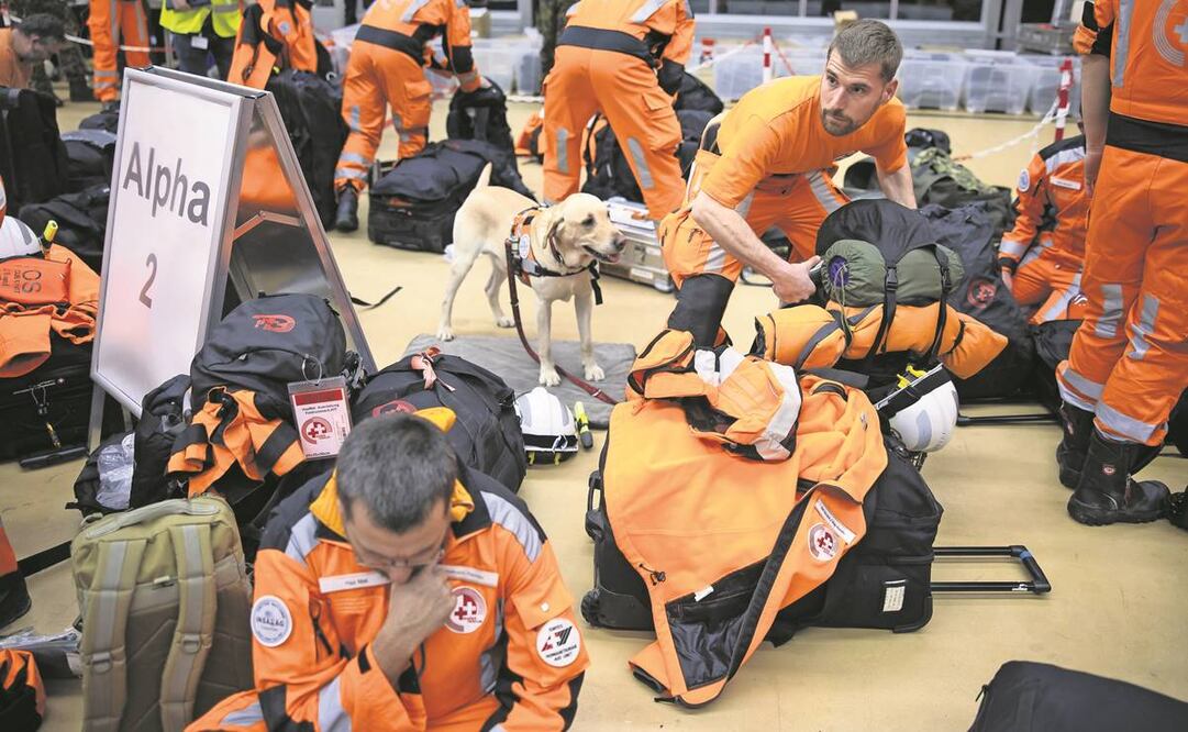 Rescatistas suizos con perros de servicio volaron a Turquía; en la imagen, en el aeropuerto de Zúrich.
