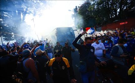 Afición de Cruz Azul ignora medidas sanitarias en recibimiento al equipo en el Estadio Azteca
