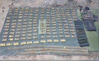 Fuerzas federales aseguran armas, casi 2 mil cartuchos y chalecos tácticos en operativos; decomisan camioneta en Sinaloa