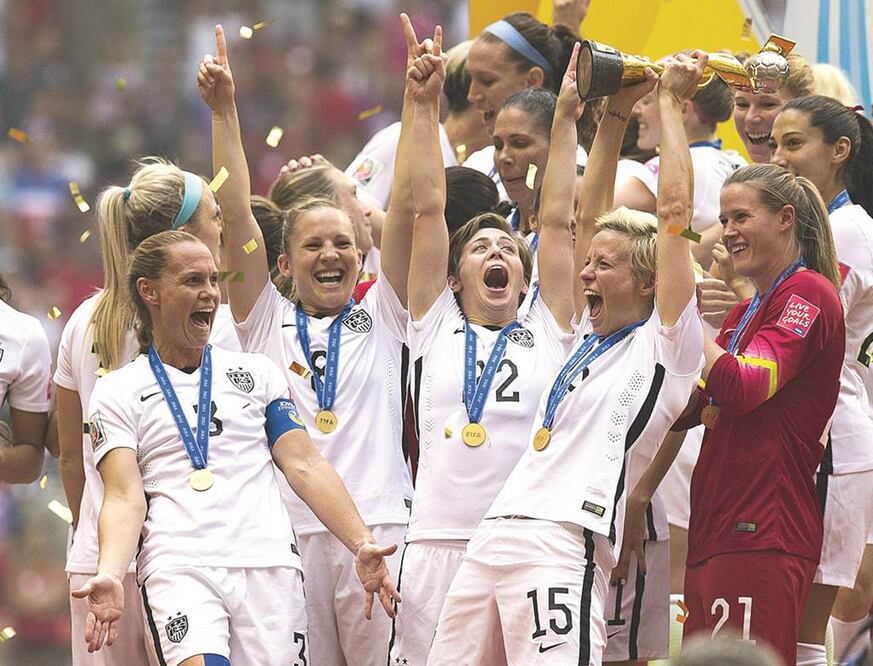 Megan Rapinoe levanta el trofeo de campeonas del mundo de EU. Foto: EFE