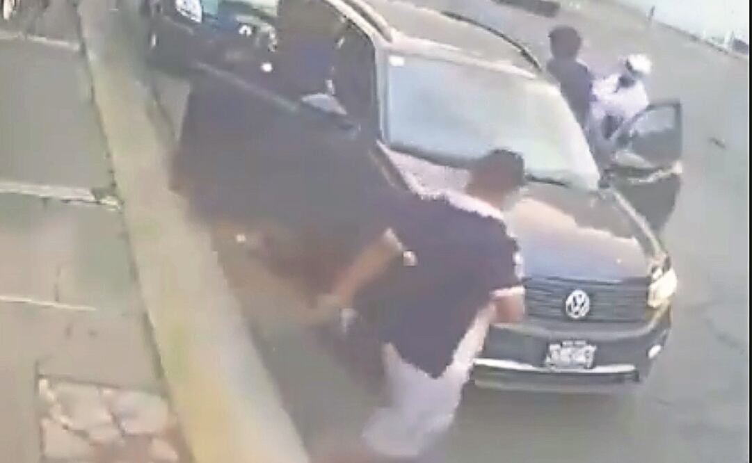 Alicia y Roberto fueron asaltados con violencia en la colonia Arcos del Alba. A punta de pistola les quitaron su camioneta. Foto: captura de video