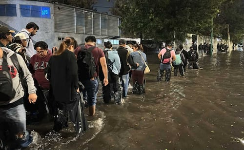 Intensa lluvia inunda Indios Verdes; vehículos quedan varados