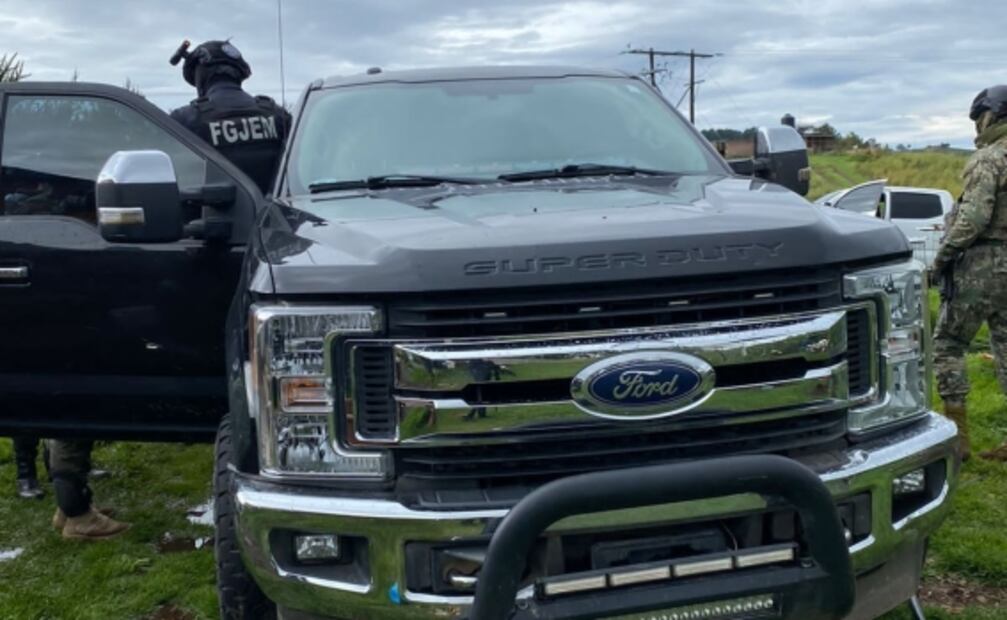 Diez armas R-15 y 13 cuernos de chivo; lo asegurado tras enfrentamiento en Texcatitlán