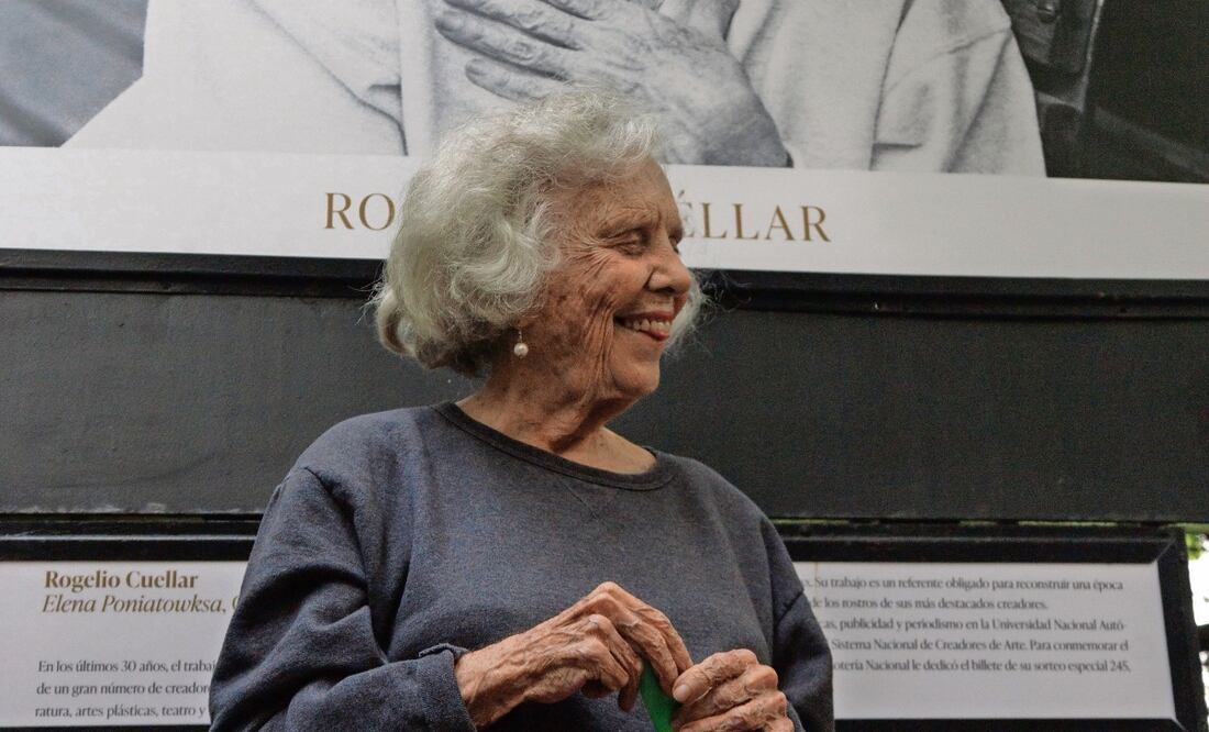 Ante los medios, Elena Poniatowska bromeó: “Me hubiera gustado cuando era joven y bonita, pero bueno ahora me toman viejita y arrugada, pues qué le hago”. Foto: Yaretzy Osnaya | El Universal