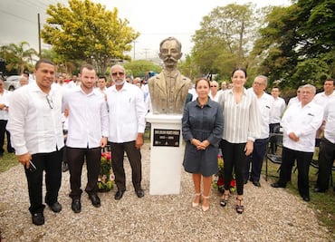 Develan busto de José Martí en Tuxtla Gutiérrez, Chiapas