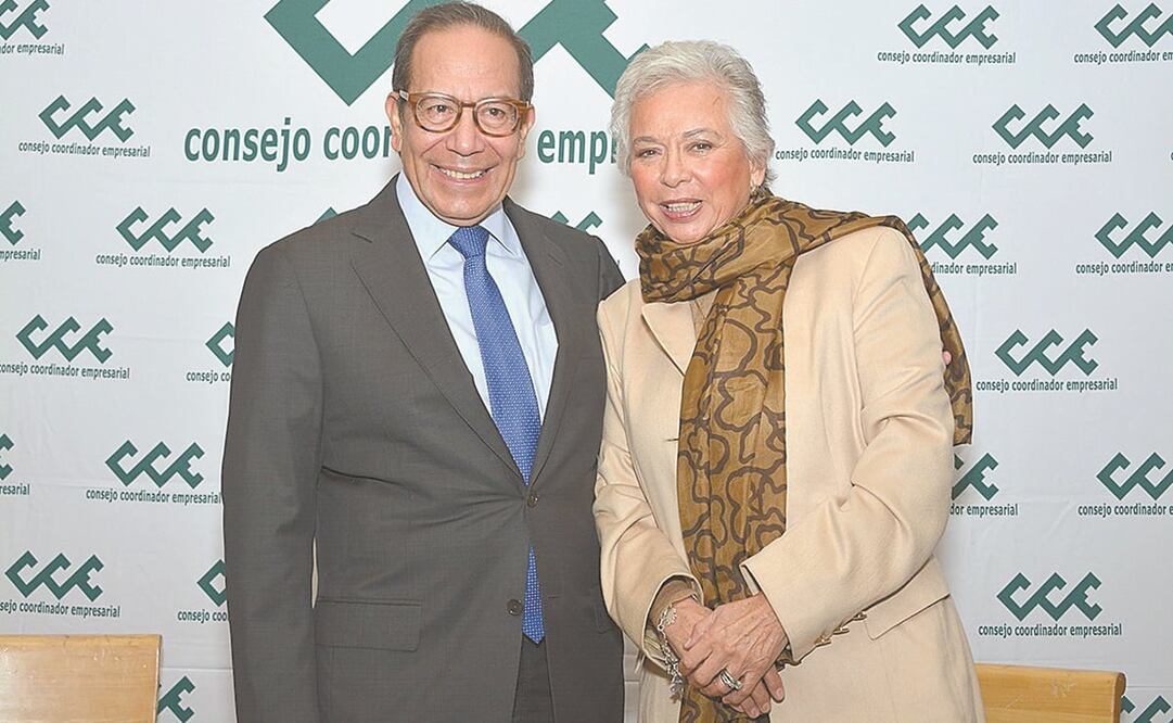 El presidente del Consejo Coordinador Empresarial, Carlos Salazar Lomelín, al recibir a Olga Sánchez Cordero, secretaria de Gobernación. Foto: ESPECIAL