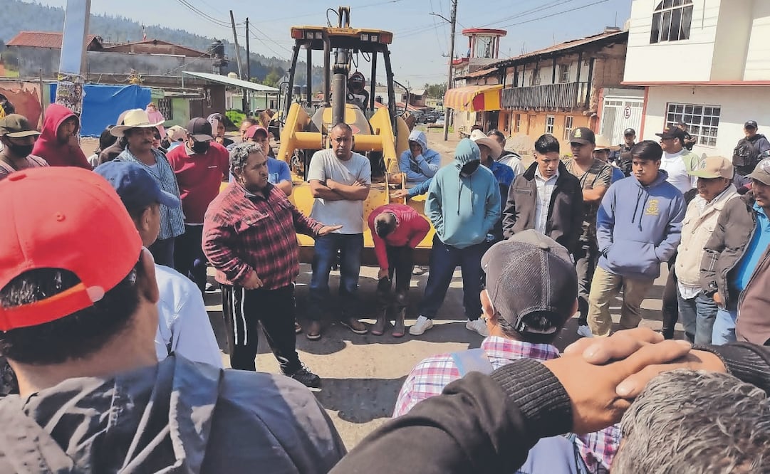 Pobladores de Santa Martha realizaron bloqueos en los accesos a dicha población, para demandar a las autoridades acciones en contra de la tala clandestina. Foto: Especial