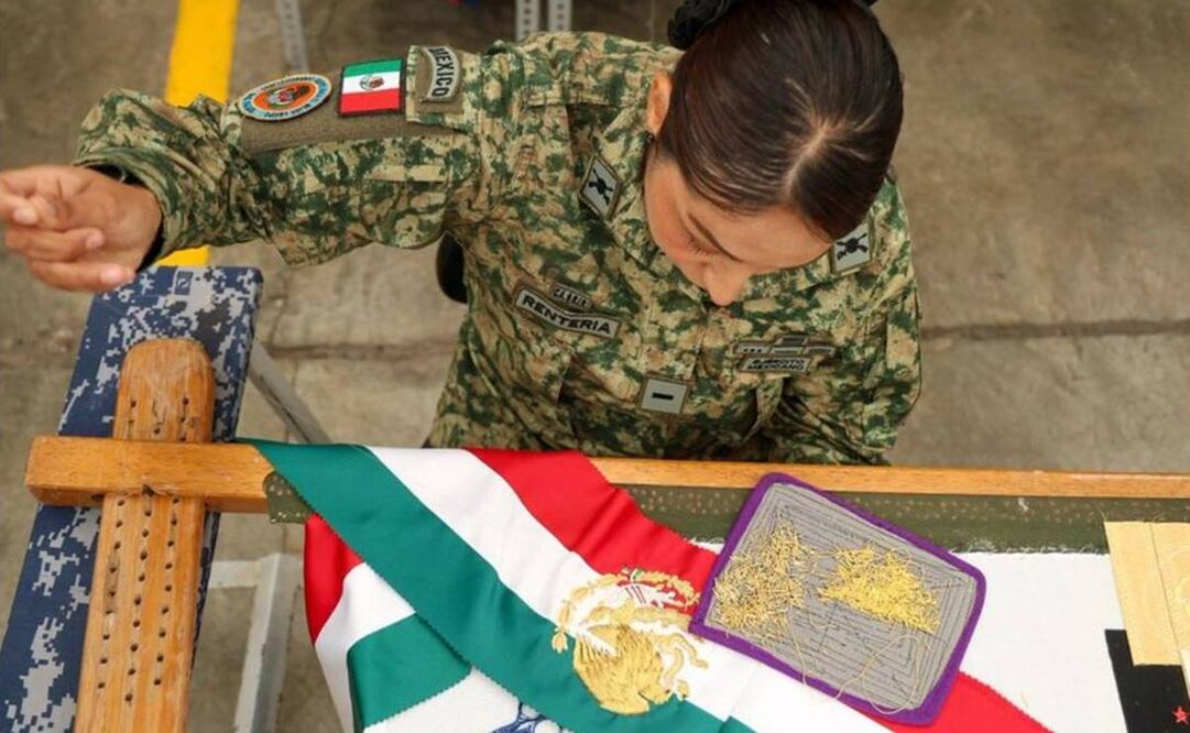 Evangelina Rentería de la Cruz, la soldada de la Sedena encargada de confeccionar el escudo de la Banda Presidencial para Claudia Sheinbaum. Foto: Tomada de la cuenta de X de @SEGOB_mx