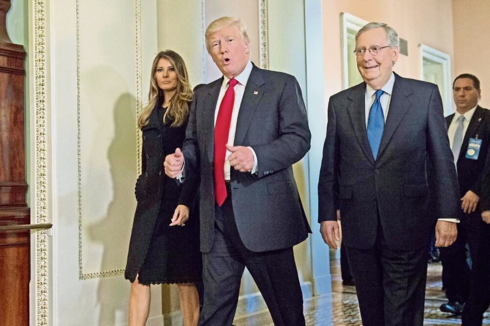 El presidente electo de Estados Unidos, Donald Trump, acompañado de su esposa Melania, y de Mitch McConnell, líder de la mayoría republicana en el Senado, visitó el Capitolio el pasado jueves tras su triunfo en los comicios (MOLLY RILEY. AP)