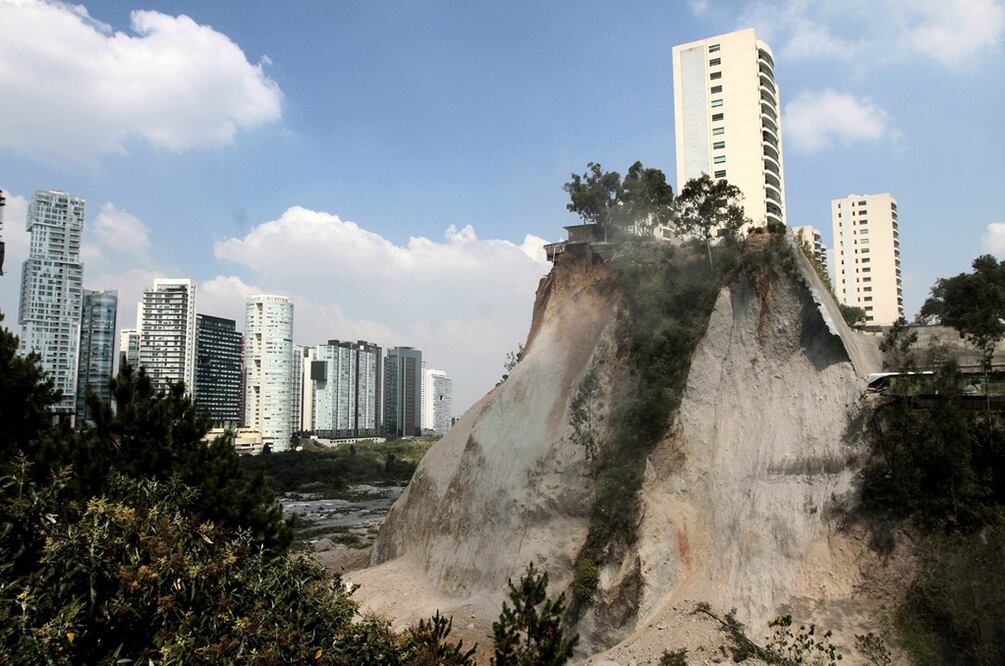 Tres derrumbes se han registrado durante estas últimas semanas en la colonia Santa Fe, donde varias casas fueron desalojadas, el más reciente la madrugada de este miércoles, y fueron evacuadas 116 personas. Foto: NTX