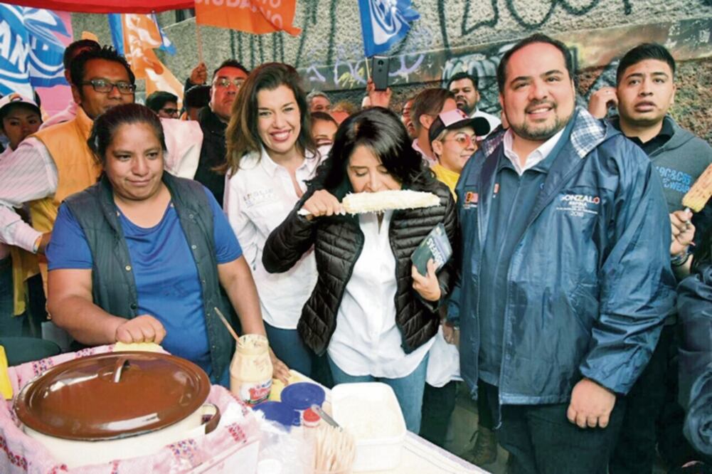 Durante su recorrido por la colonia El Ébano, en la delegación Cuajimalpa, Alejandra Barrales aprovechó para degustar un elote. (ESPECIAL)
