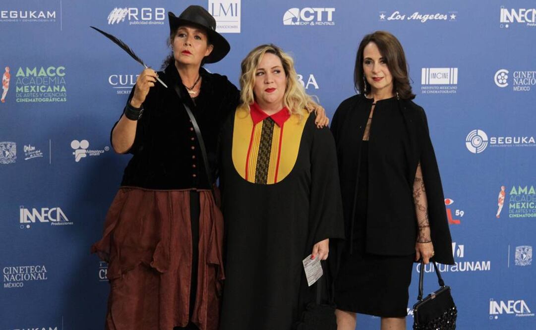 María José Cuevas y sus familiares durante la alfombra roja de los premios Ariel. FOTO: Carlos Mejía/EL UNIVERSAL.