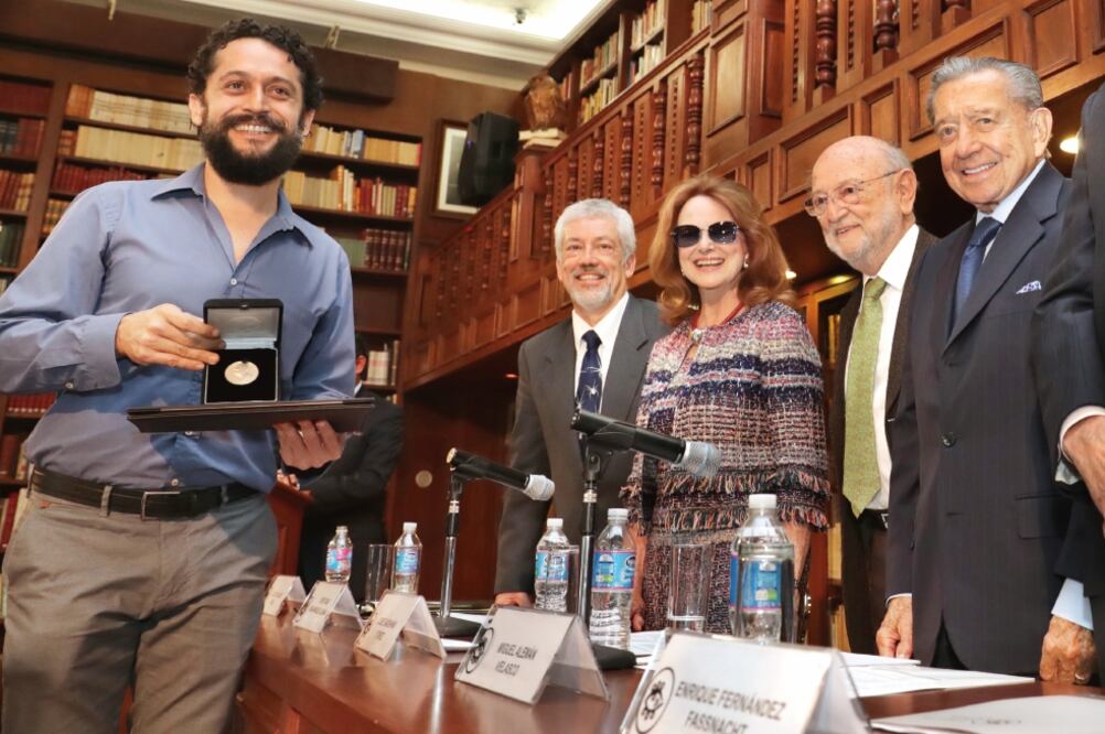 A nombre de Cinema Planeta, Gustavo M. Balleste recibió el Premio de Ecología y Medio Ambiente Miguel Alemán Valdés por parte de la fundación del mismo nombre (JUAN BOITES. EL UNIVERSAL)