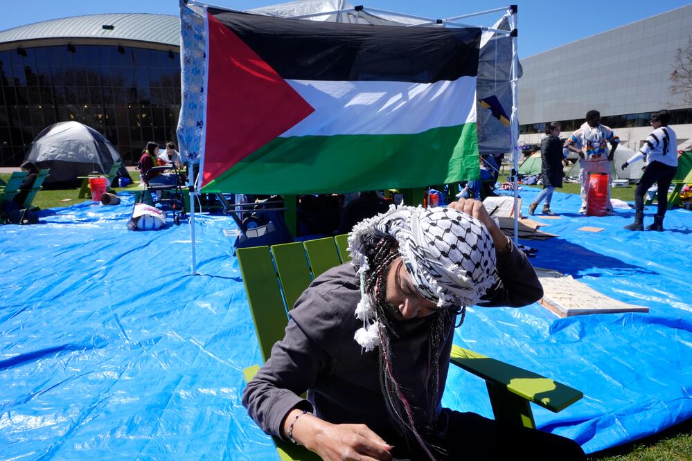 Un estudiante del Instituto de Tecnología de Massachusetts ajusta su keffiyeh en un campamento de tiendas de campaña en el campus del MIT, en Cambridge, Massachusetts como partes de las protestas proPalestina. Foto: AP/Archivo