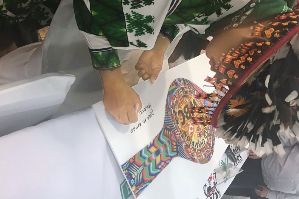 El artista Luis de la Cruz elaborará el cinturón huichol. (ARIEL VELÁZQUEZ. EL UNIVERSAL)