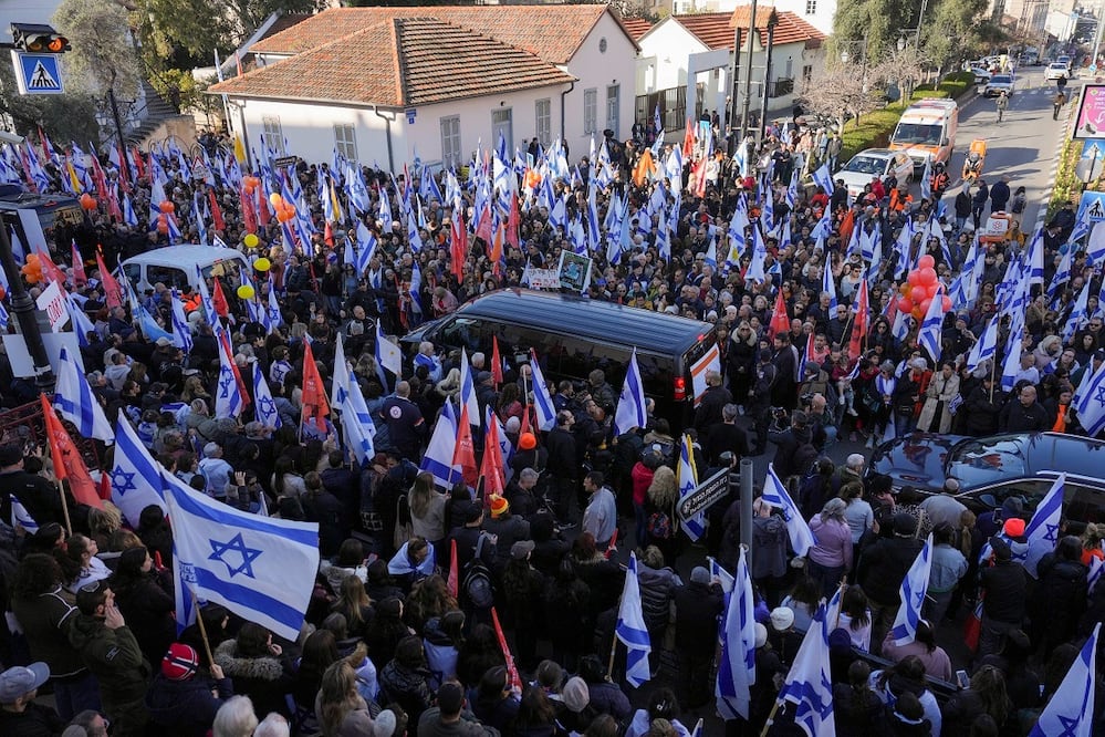 Dolientes se reúnen alrededor de los féretros que llevan los cuerpos de Shiri Bibas y sus dos hijos, Ariel y Kfir, durante sus funerales, en Rishon Lezion, Israel. FOTO: ARIEL SCHALIT. AP