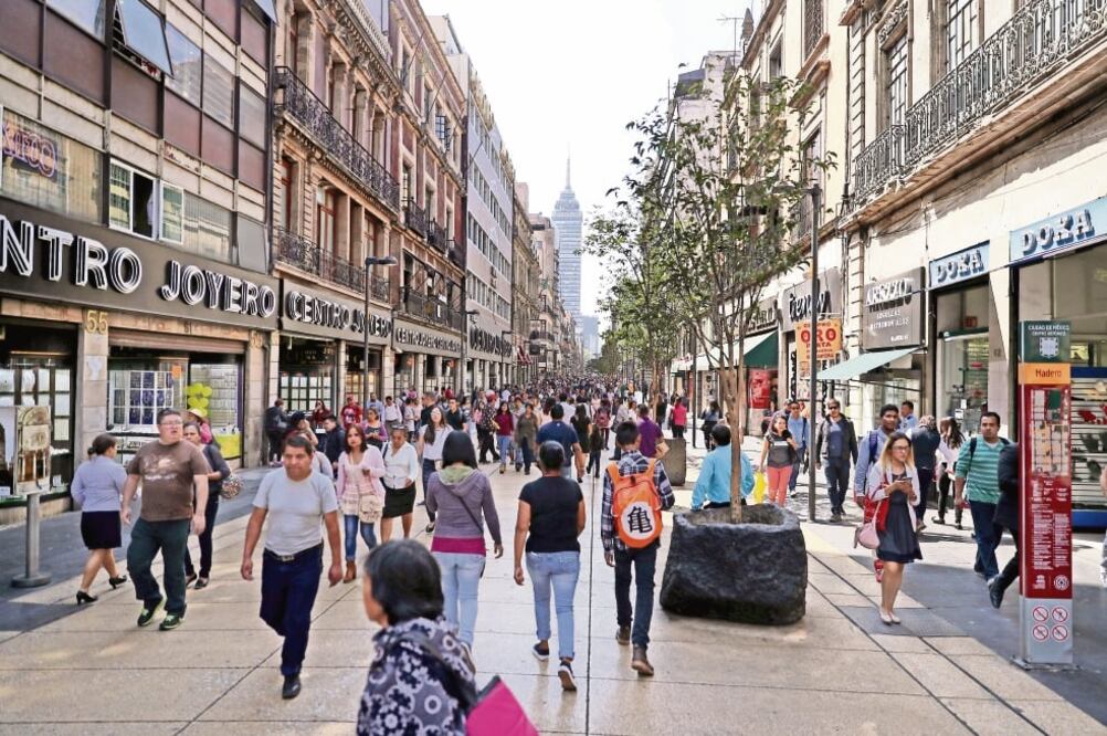 En la calle Francisco I. Madero transitan más de 250 mil personas. El aumento de transeúntes ha beneficiado a los diversos comercios que se encuentran en la zona, señalan autoridades (LUCÍA GODÍNEZ. EL UNIVERSAL)