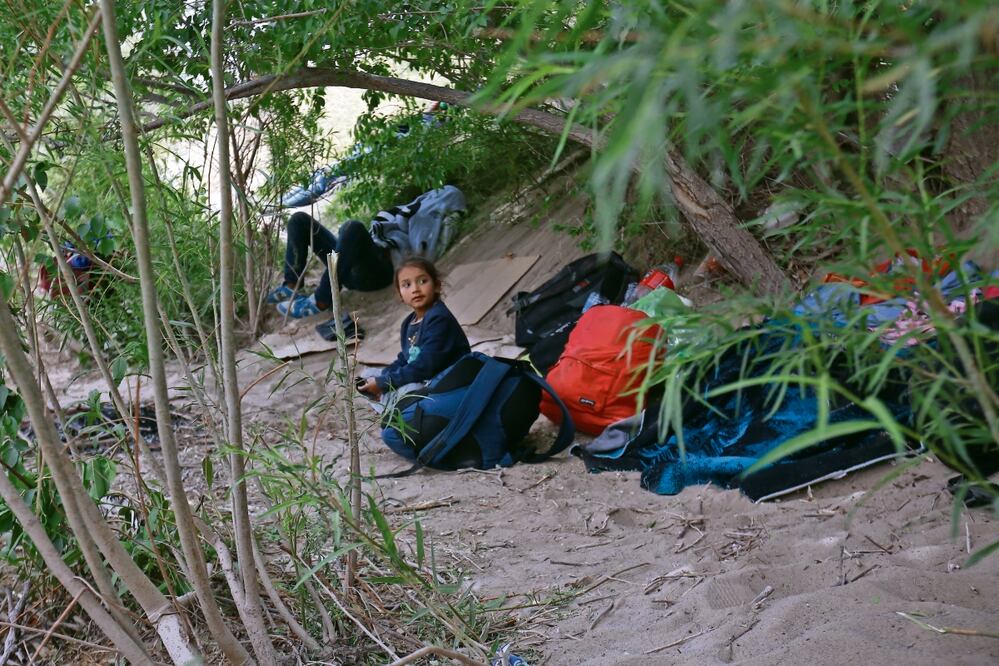 Pequeños grupos de migrantes arriban al río Bravo en busca de cruzar a EU, pero la seguridad estadounidense les impide llegar, por lo que permanecen en campamentos. Foto: Christian Torres | El Universal
