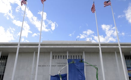 Músico enfrenta demanda por cancelar concierto en protesta por cambio de nombre del Centro Kennedy a Trump