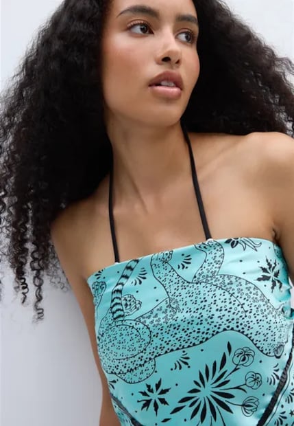 Pañuelo como top improvisado de color azil con estampado de tigre. Foto: Stradivarius