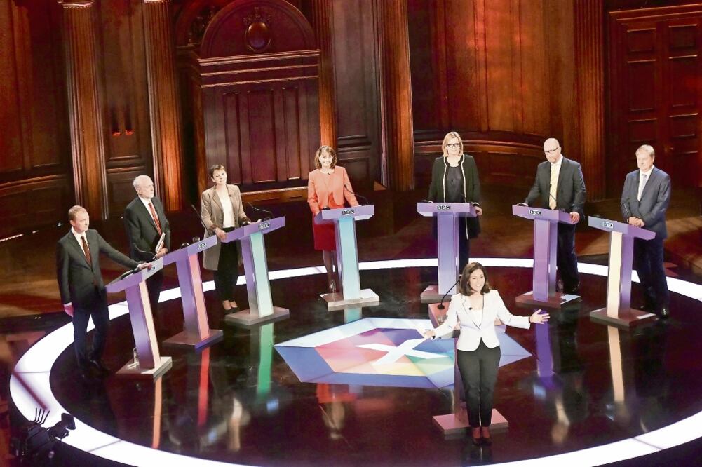 Ayer fue el primer debate entre los candidatos de las elecciones generales de Reino Unido del 8 de junio. La primera ministra, Theresa May, fue representada por la ministra del Interior, Amber Rudd (quinta de izq. a der.) (REUTERS)