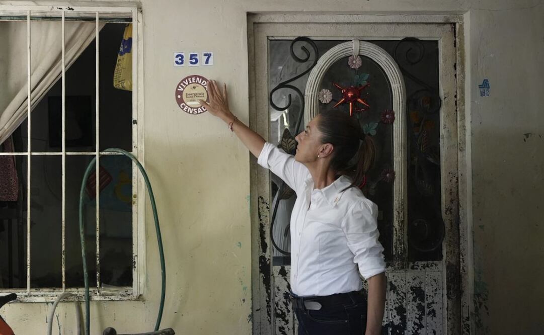 La presidenta Claudia Sheinbaum recorre la zona afectada por el desbordamiento del río en Tamazunchale, en San Luis Potosí, este miércoles 15 de octubre de 2025. Foto: Presidencia