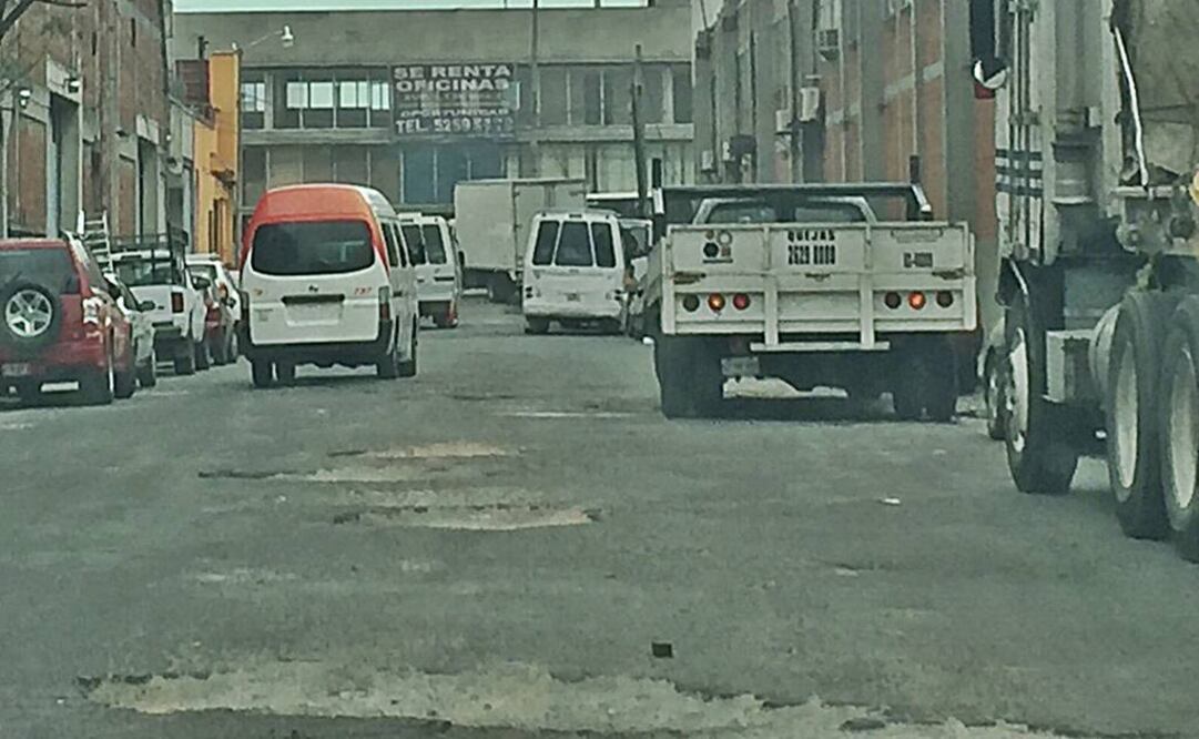 Aún quedan más de 6 mil hoyos en calles y avenidas, señaló Antonio Arzate del Movimiento Anti-bache (Foto: Rebeca Jiménez EL UNIVERSAL)