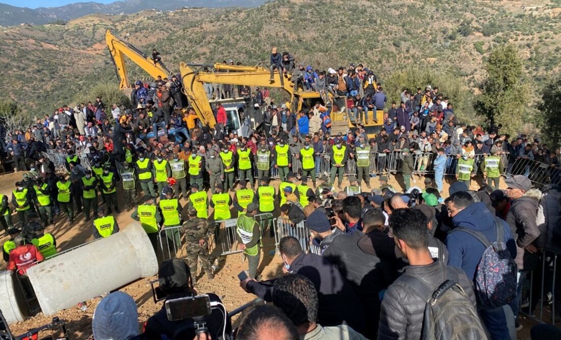 Los técnicos acabaron la última fase de excavación para llegar al pequeño dando paso a un equipo de rescatistas que entró en el túnel para sacarlo. Foto: EFE