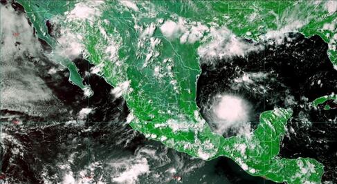 Emiten alerta por la posible evolución de la depresión tropical Nueve-E a tormenta tropical "Hilary"