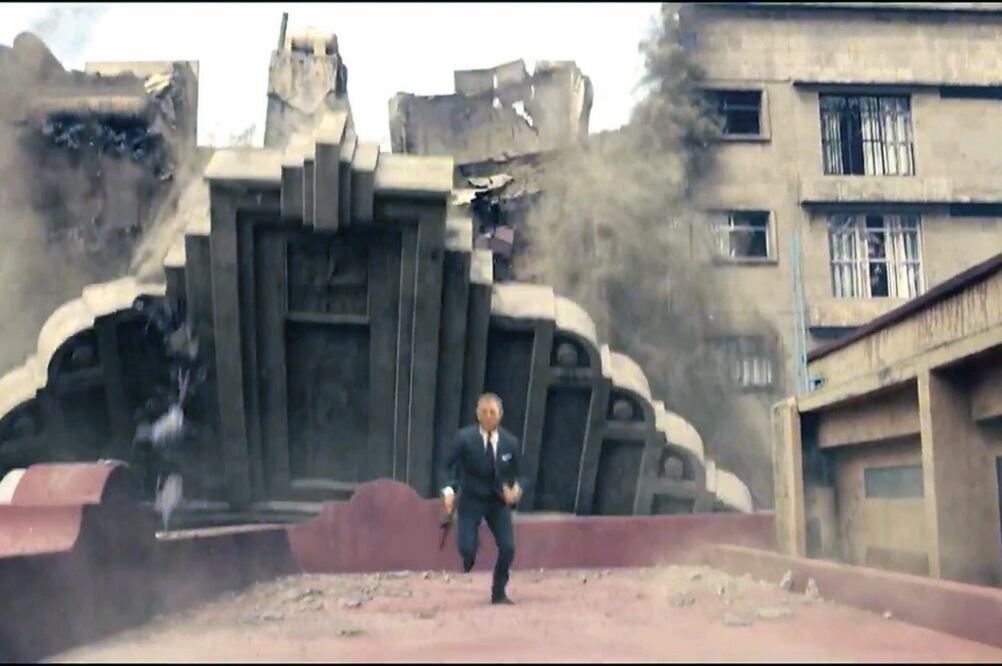 Con el Palacio de Minería y el Museo Nacional de Arte como fondo, Bond se salva de ser aplastado (TOMADA DE YOUTUBE)