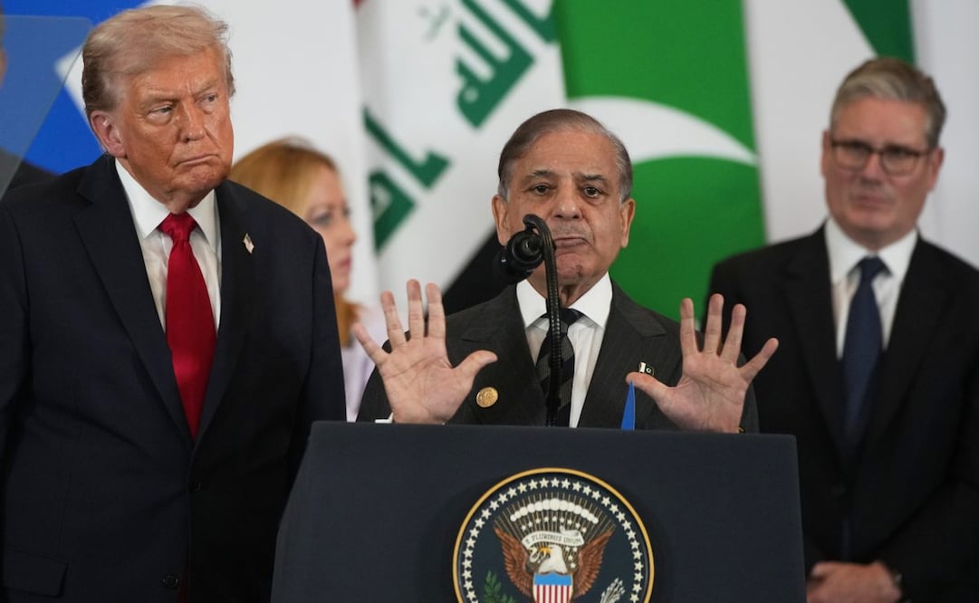 Flanqueado por el presidente Donald Trump, el primer ministro de Pakistán, Shehbaz Sharif, habla durante la Cumbre Internacional de Paz de Gaza en Sharm el-Sheikh, Egipto, el lunes 13 de octubre de 2025. Foto: AP