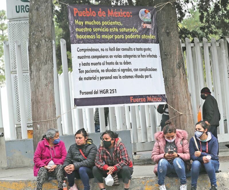 Hospitales como el 251 de Metepec piden paciencia a las personas ante la saturación, sumado a la falta de personal y material. Foto: JORGE ALVARADO. EL UNIVERSAL