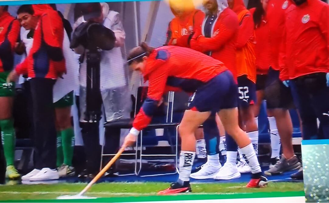 Licha Cervantes ayudó a sacar el agua de la cancha en la Noria tras intensa lluvia en la CDMX