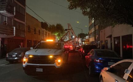 Caída de árbol provoca derrumbe de postes y deja sin luz a decenas de familias en colonia Postal; no hay lesionados
