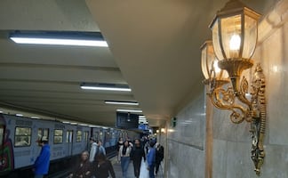 Reparan faroles y lámparas en metro Hidalgo y Bellas Artes que fueron dañadas por colectivos trans; algunos continúan en proceso de reinstalación