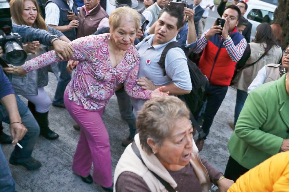 En las inmediaciones de la sede del órgano electoral mexiquense se presentó un conato de violencia entre algunas personas que seguían el debate (CRISTOPHER ROGEL. EL UNIVERSAL.)