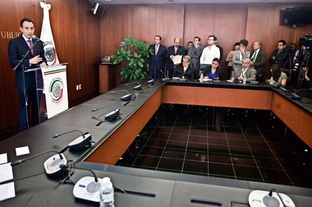 El presidente del Senado de la República, Roberto Gil Zuarth (PAN), aclaró que los panistas votarán en favor de que los particulares presenten sus declaraciones patrimonial, fiscal y de interés (CRISTOPHER ROGEL BLANQUET. EL UNIVERSAL)