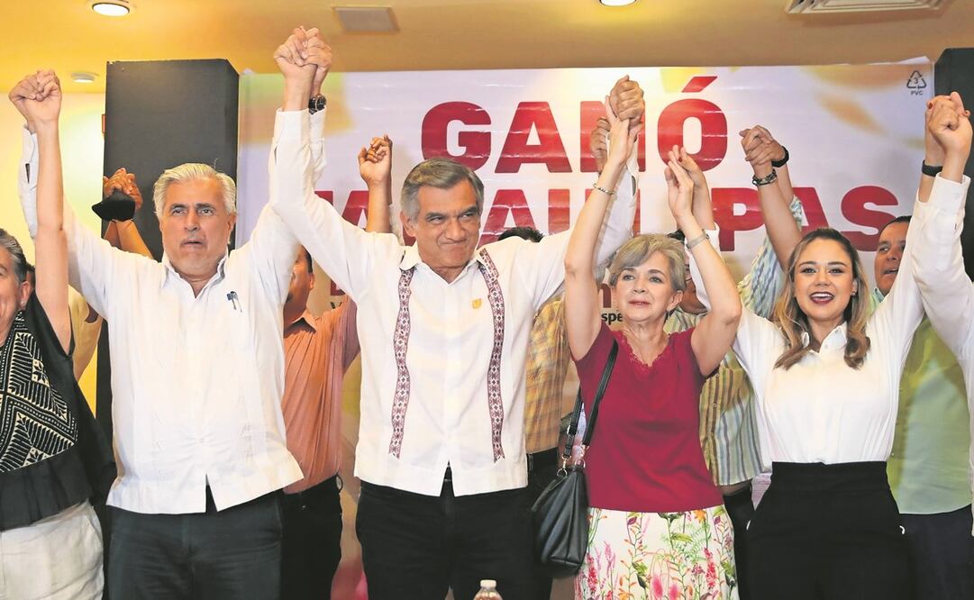 El senador José Narro, el candidato de la coalición Juntos Hacemos Historia, Américo Villarreal (der.), e integrantes de su equipo festejan el triunfo en Tamaulipas. Foto: Valente Rosas / EL UNIVERSAL