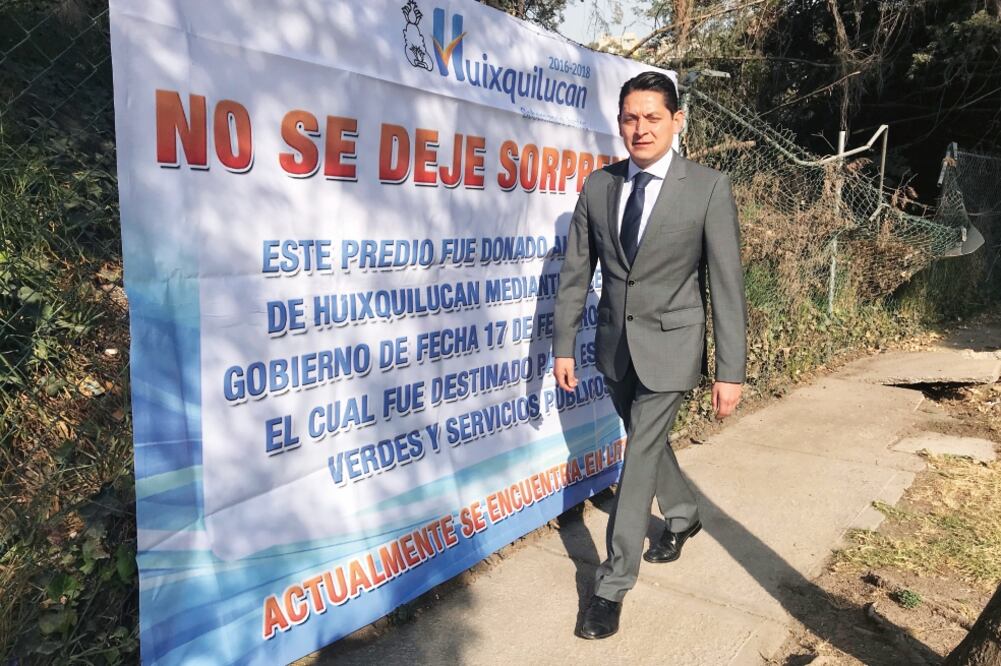 Las autoridades municipales instalaron mantas en la región con el fin de alertar que el predio es área de donación destinado para áreas verdes, el cual no está perdido ni en venta. (CAMILA MATA. EL UNIVERSAL)