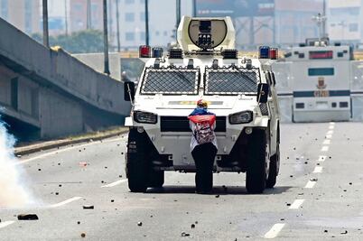 Venezuela: policía y oposición viven segundo día de violencia