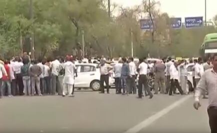 Capital de la India colapsa por protesta de taxistas