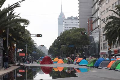 Cansados y mojados. Así amaneció el plantón del frente Anti-AMLO en avenida Juárez