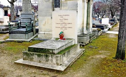 Readers pay homage to Carlos Fuentes in Paris